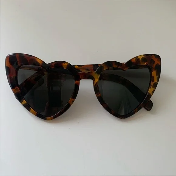 Saint Laurent Lou Lou Heart Shape Brown
Tortoise Cat Eye Sunglasses Case m_68efdc4188849a058db80248.jpg main image 4